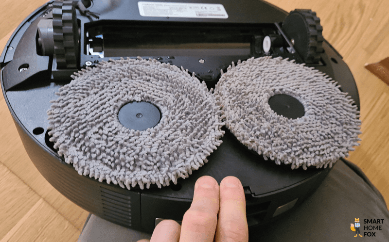 Die sauberen Wischpads des Roborock QRevo Plus sind in der Nahaufnahme zu sehen